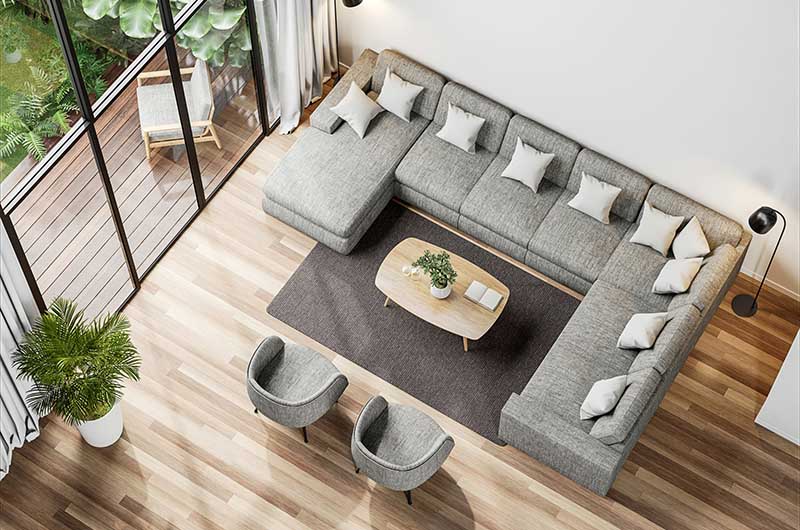 Couchgarnitur in Wohnzimmer mit großer Fensterfront