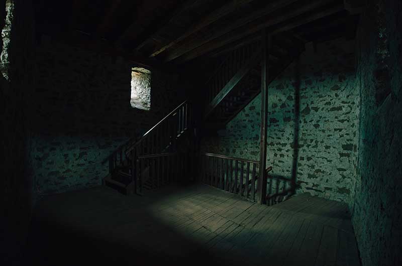 Dunkles Kellergewölbe