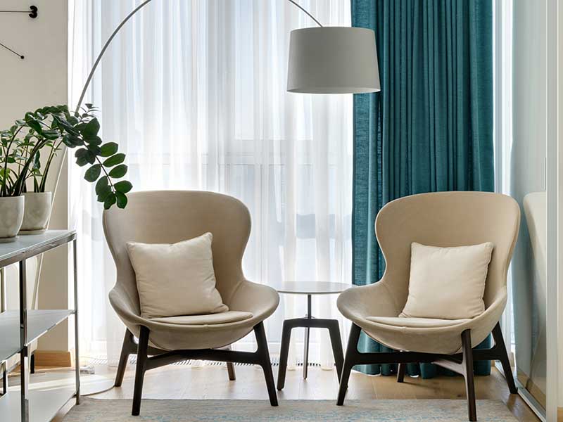 Wohnzimmer mit zwei sesseln