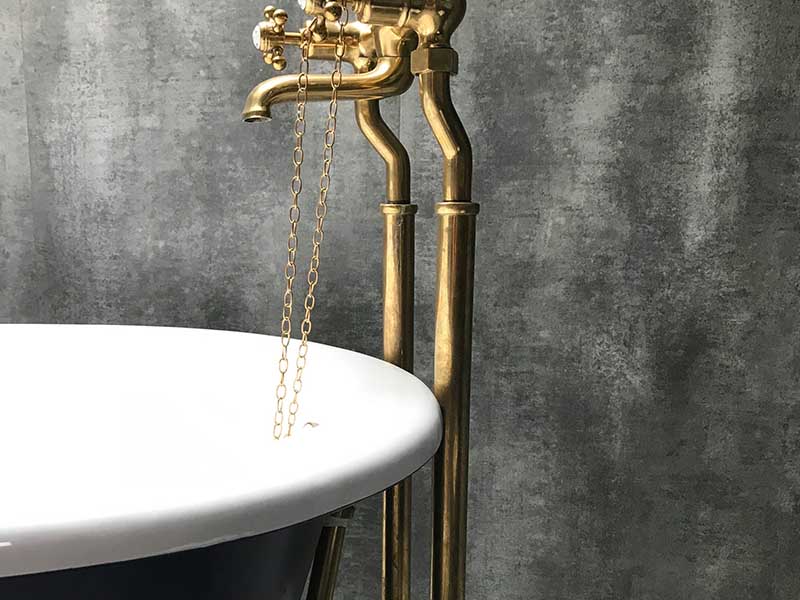 Badenwann mit goldenem Hahn